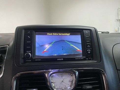 Used 2015 Chrysler Town & Country Touring-L image 22