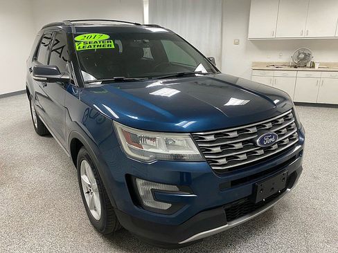 Used 2017 Ford Explorer XLT w/ Equipment Group 202A image 3