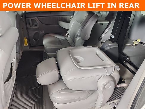 Used 2006 Toyota Sienna XLE image 24