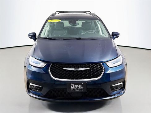 Used 2022 Chrysler Pacifica Touring-L FWD image 3