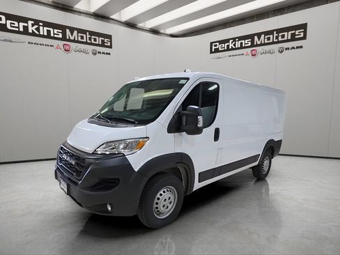 Used 2025 RAM ProMaster 2500 w/ Convenience Group FWD image 2