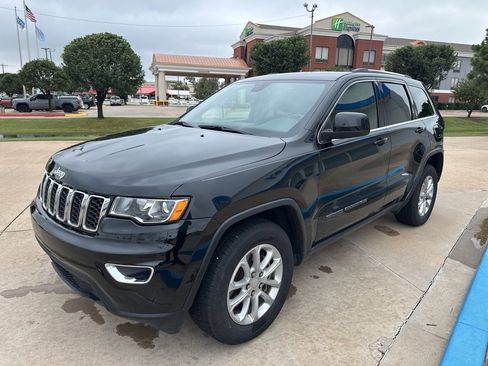 Used 2021 Jeep Grand Cherokee Laredo image 4