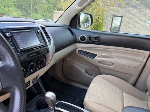Used 2015 Toyota Tacoma PreRunner w/ SR5 Package RWD image 11