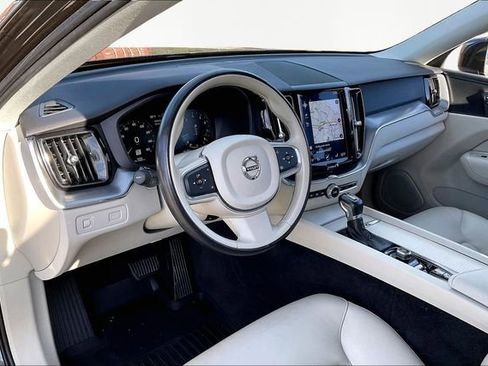 Used 2018 Volvo XC60 T5 Momentum w/ Convenience Package image 12