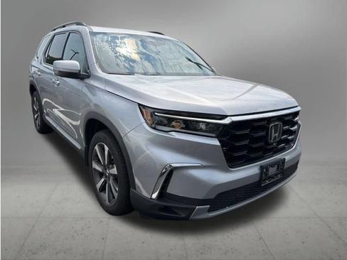 Used 2023 Honda Pilot Touring image 4