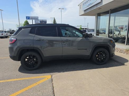 Used 2023 Jeep Compass Latitude AWD/4WD image 7
