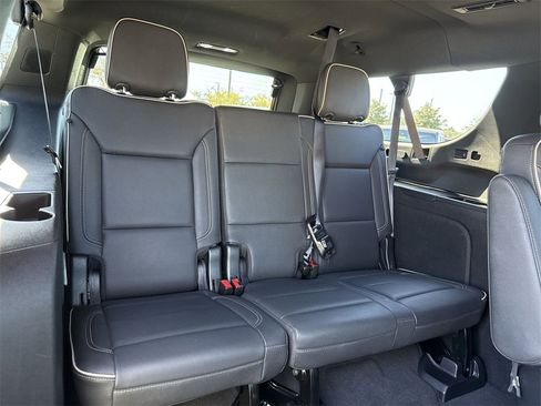 Used 2022 GMC Yukon XL SLT w/ SLT Premium Package image 26