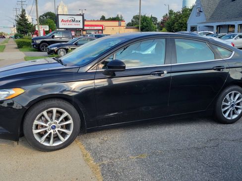 Used 2017 Ford Fusion SE FWD image 2