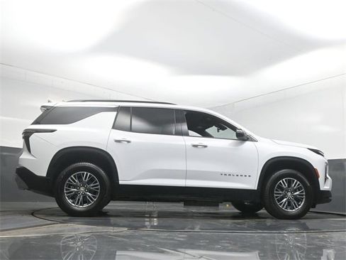 Used 2025 Chevrolet Traverse LT image 51