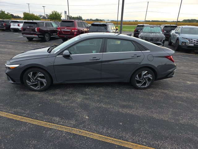 Used 2025 Hyundai Elantra SEL w/ Cargo Package FWD image 2
