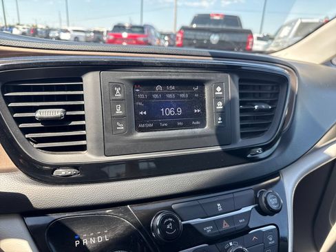 Used 2017 Chrysler Pacifica Touring FWD image 18