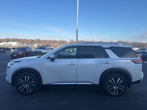Used 2025 Nissan Pathfinder Platinum image 5