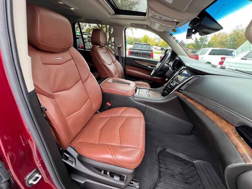 Used 2017 Cadillac Escalade Luxury AWD/4WD image 32