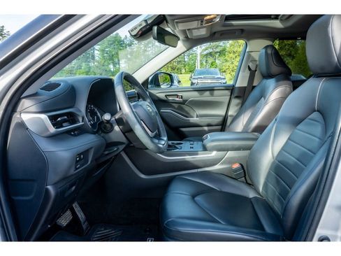 Used 2024 Toyota Highlander XLE image 12