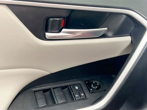 Used 2019 Toyota RAV4 XLE FWD image 16