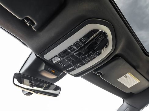 Used 2020 Porsche Macan Base image 34