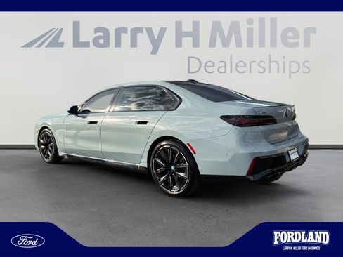 Used 2025 BMW 760i xDrive w/ Premium Package AWD/4WD image 3