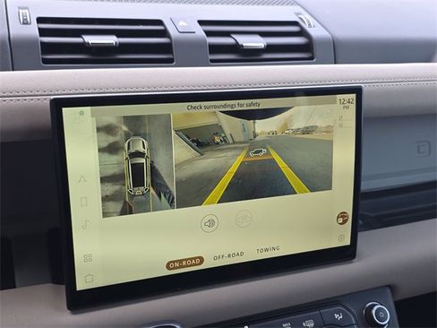 Used 2023 Land Rover Defender 130 X-Dynamic SE image 24