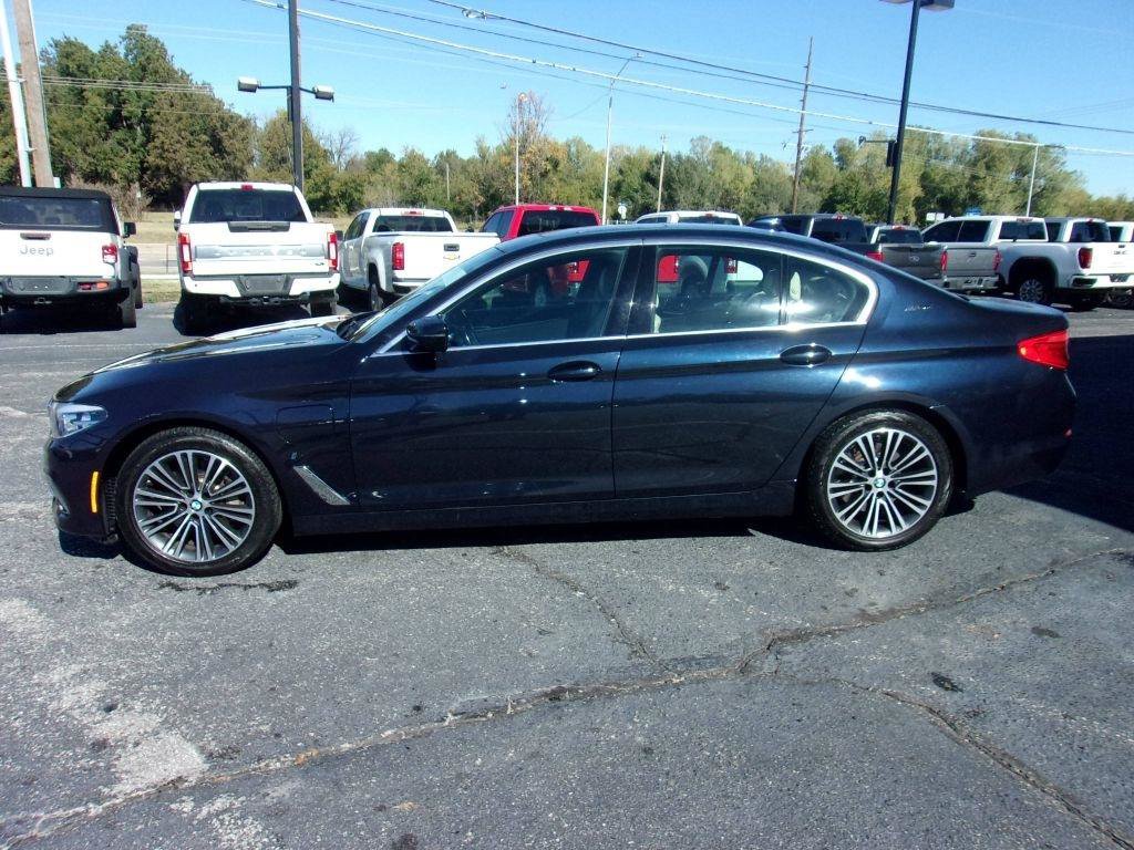 Used 2019 BMW 530e w/ Luxury Package RWD image 2