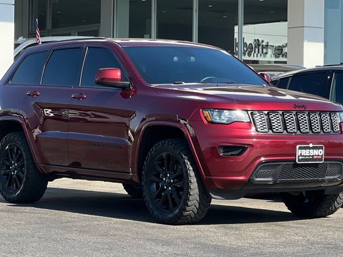 Used 2021 Jeep Grand Cherokee Laredo X AWD/4WD image 2