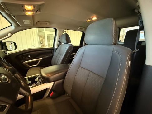Used 2018 Nissan Titan SV w/ SV Convenience Package RWD image 24