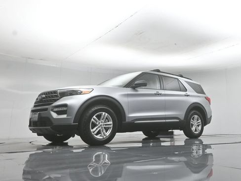 Certified 2021 Ford Explorer XLT w/ Equipment Group 202A AWD/4WD image 50