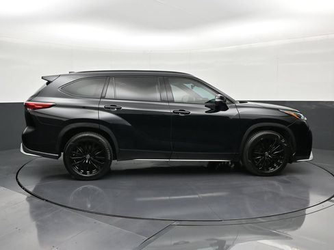 Used 2023 Toyota Highlander XSE FWD image 6