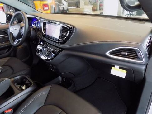 New 2026 Chrysler Pacifica Select FWD image 27