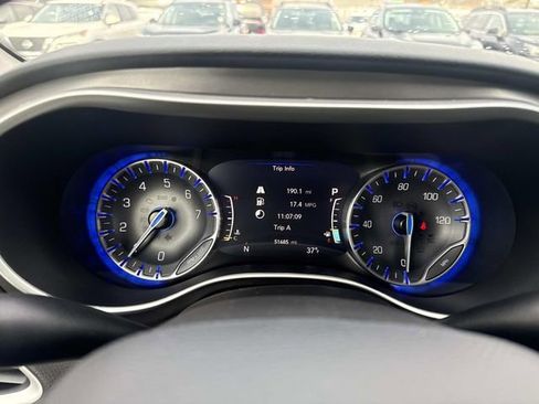 Used 2024 Chrysler Pacifica Touring-L image 32