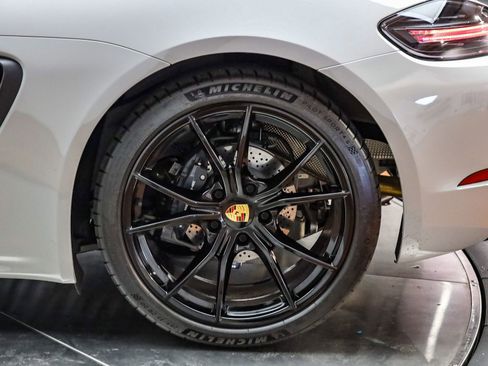 Used 2025 Porsche 718 Cayman image 9