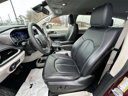 Used 2023 Chrysler Pacifica Touring-L image 11