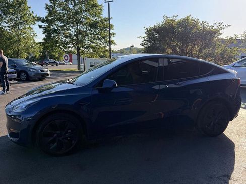 Used 2024 Tesla Model Y Long Range AWD/4WD image 4