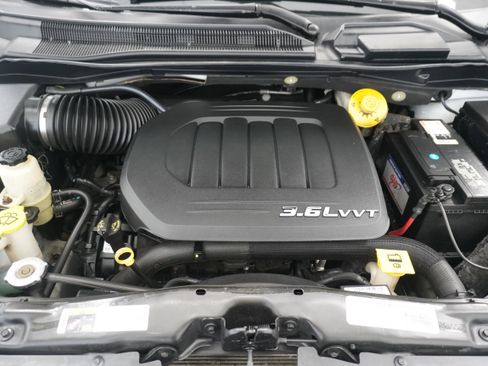 Used 2014 Chrysler Town & Country Touring-L w/ Driver Convenience Group image 32