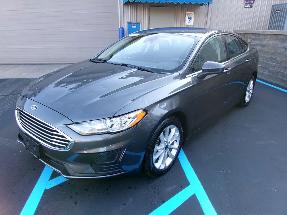 Used 2020 Ford Fusion SE FWD image 1