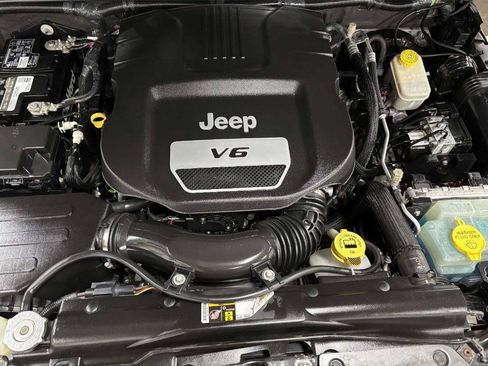 Used 2016 Jeep Wrangler Unlimited Sahara w/ Connectivity Group AWD/4WD image 10