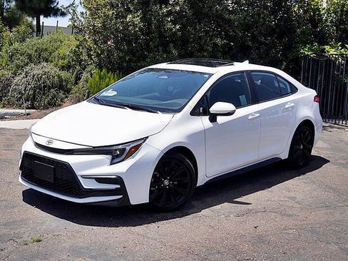 Used 2023 Toyota Corolla SE w/ SE Premium Package FWD image 3