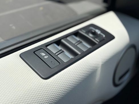 Used 2025 Land Rover Discovery Dynamic SE AWD/4WD image 14