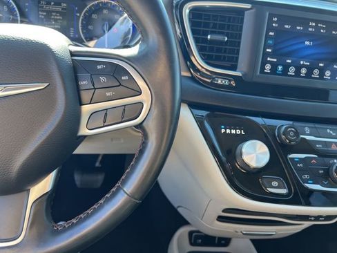 Used 2020 Chrysler Pacifica Touring-L image 15