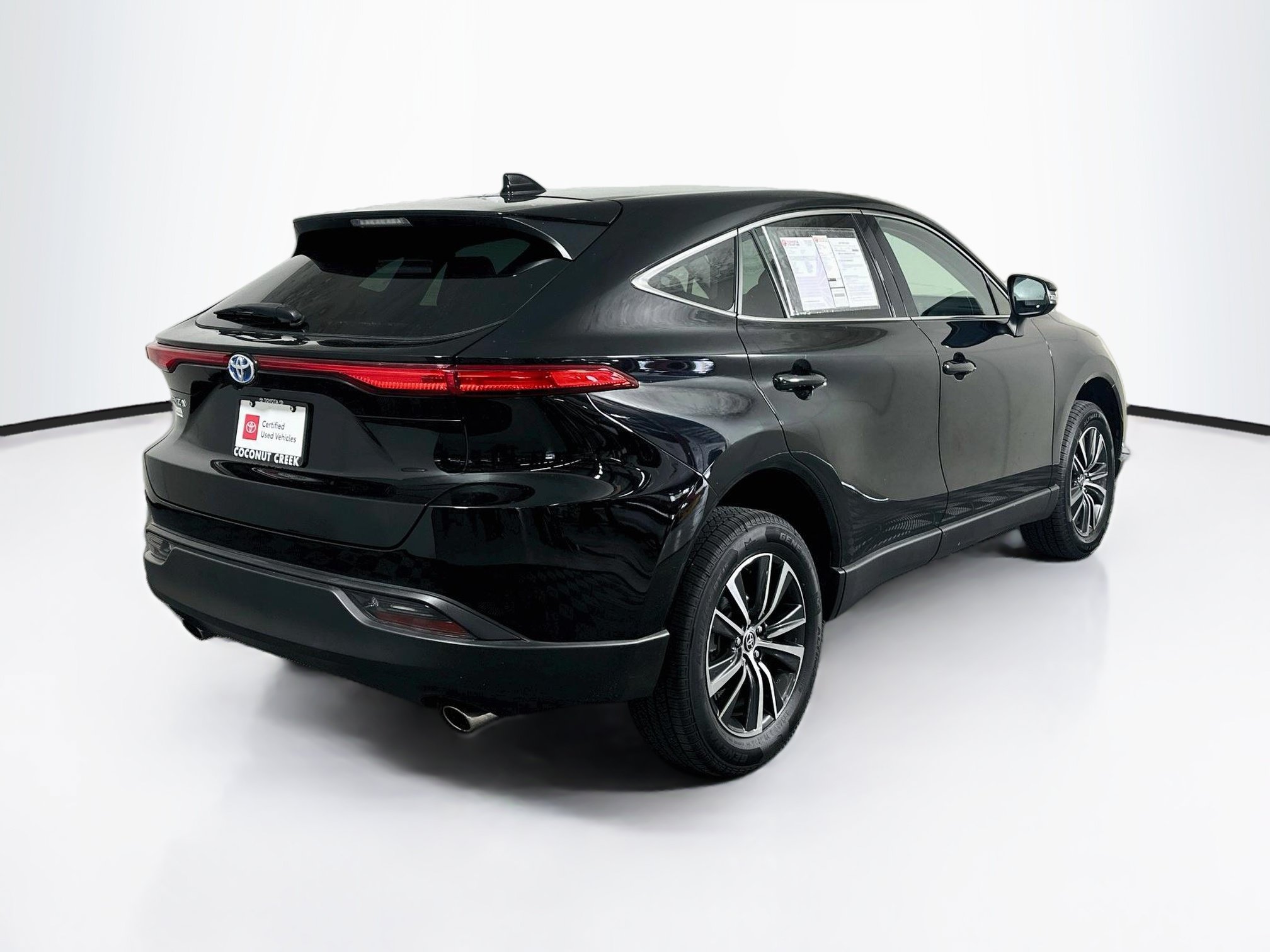 Used 2024 Toyota Venza LE AWD/4WD image 3
