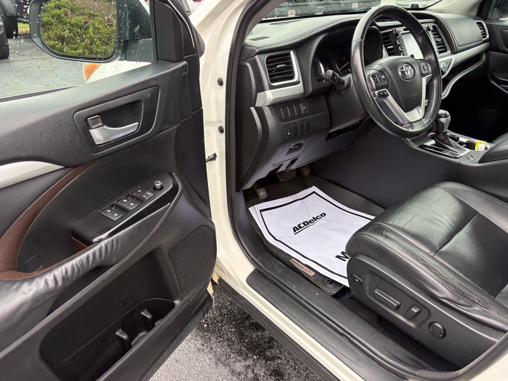 Used 2014 Toyota Highlander XLE FWD image 23