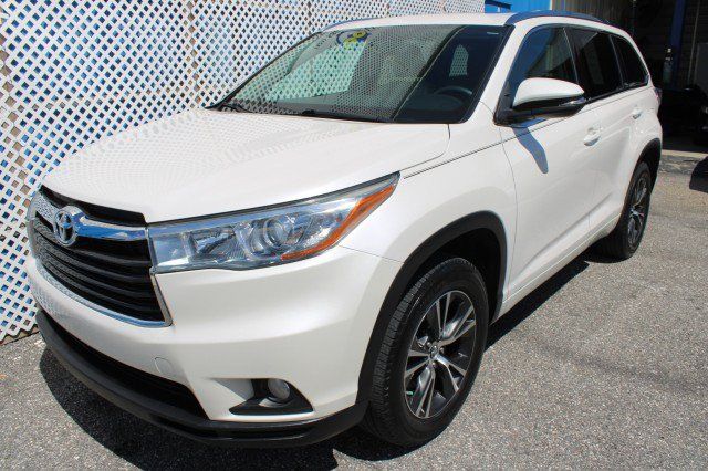 Used 2016 Toyota Highlander XLE FWD image 2