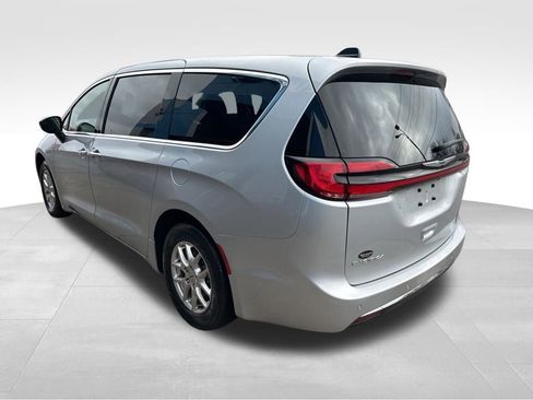 Used 2024 Chrysler Pacifica Touring-L FWD image 8