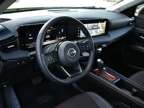 Used 2025 Nissan Kicks SR FWD image 17