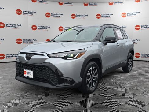 Used 2024 Toyota Corolla Cross SE w/ Moonroof Package image 3
