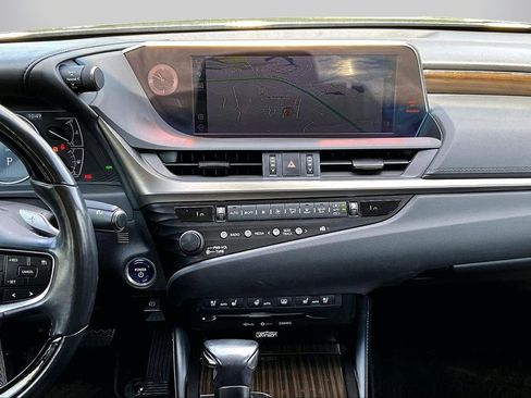 Used 2019 Lexus ES 300h w/ Accessory Package 2 FWD image 12