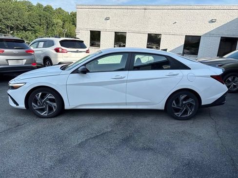 Used 2025 Hyundai Elantra SEL FWD image 2