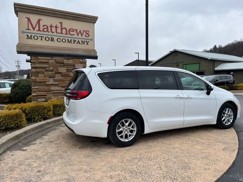 Used 2023 Chrysler Pacifica Touring-L image 5