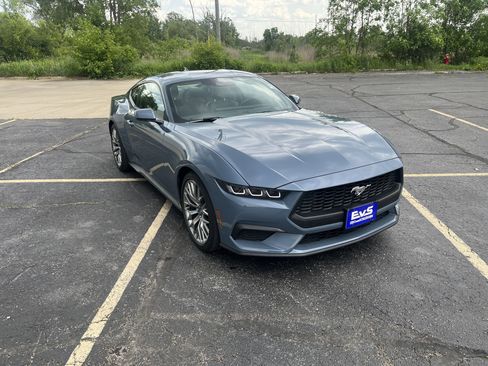 Used 2025 Ford Mustang Premium image 8
