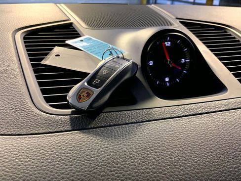 Used 2022 Porsche Cayenne w/ Premium Package image 21