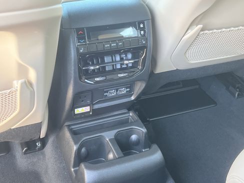 Used 2025 Jeep Grand Cherokee L Limited w/ Luxury Tech Group II image 29